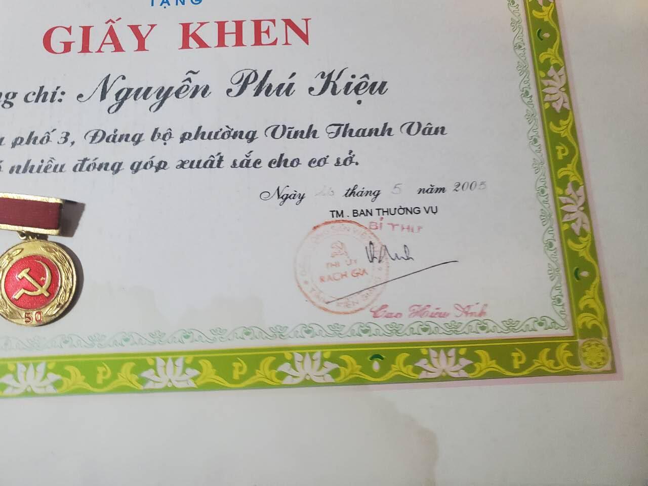 韵星假日军品类拍卖第41期 -- Rimey Holidays Militaria Auction 41 越南阮富桥局长党委优秀服务奖状 早期铜制光荣在党五十年奖章