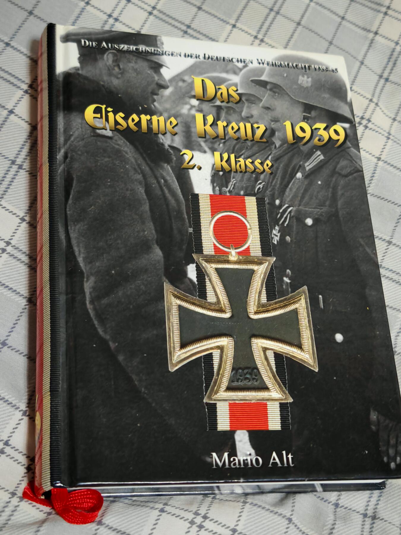时顺第二十九拍(新年大拍) 二级铁十字宝书，共424页，内容为二级铁十字的厂商以及变体，大量彩图，并对特征进行了描述，书页全新，内容为德语