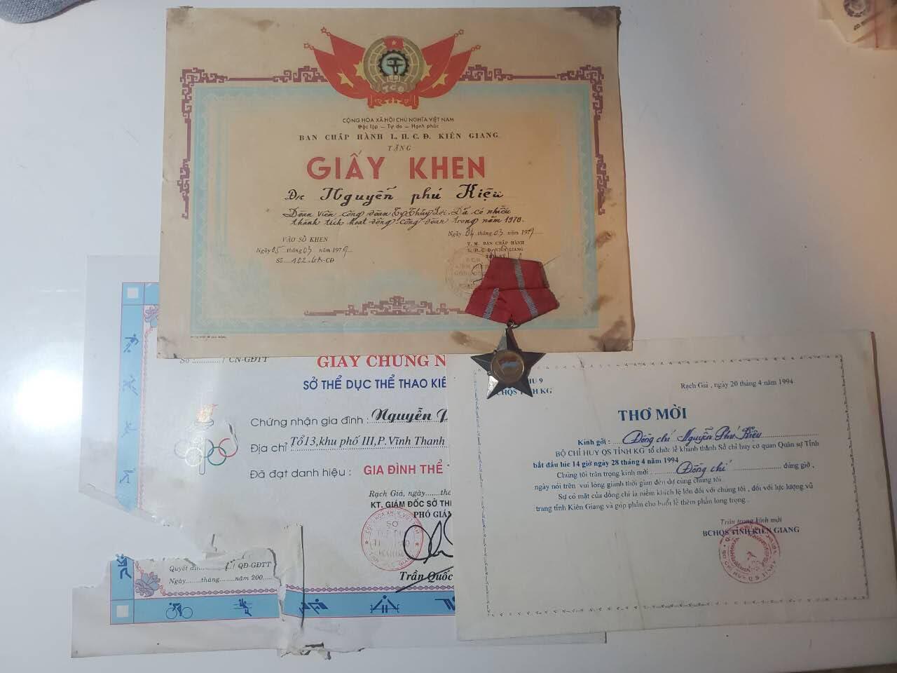 韵星假日军品类拍卖第41期 -- Rimey Holidays Militaria Auction 41 越南阮富桥局长 越共解放战士勋章 工会优秀服务奖状、为坚江奥林匹克贡献奖状和省军区大楼建成出席问候证书一套