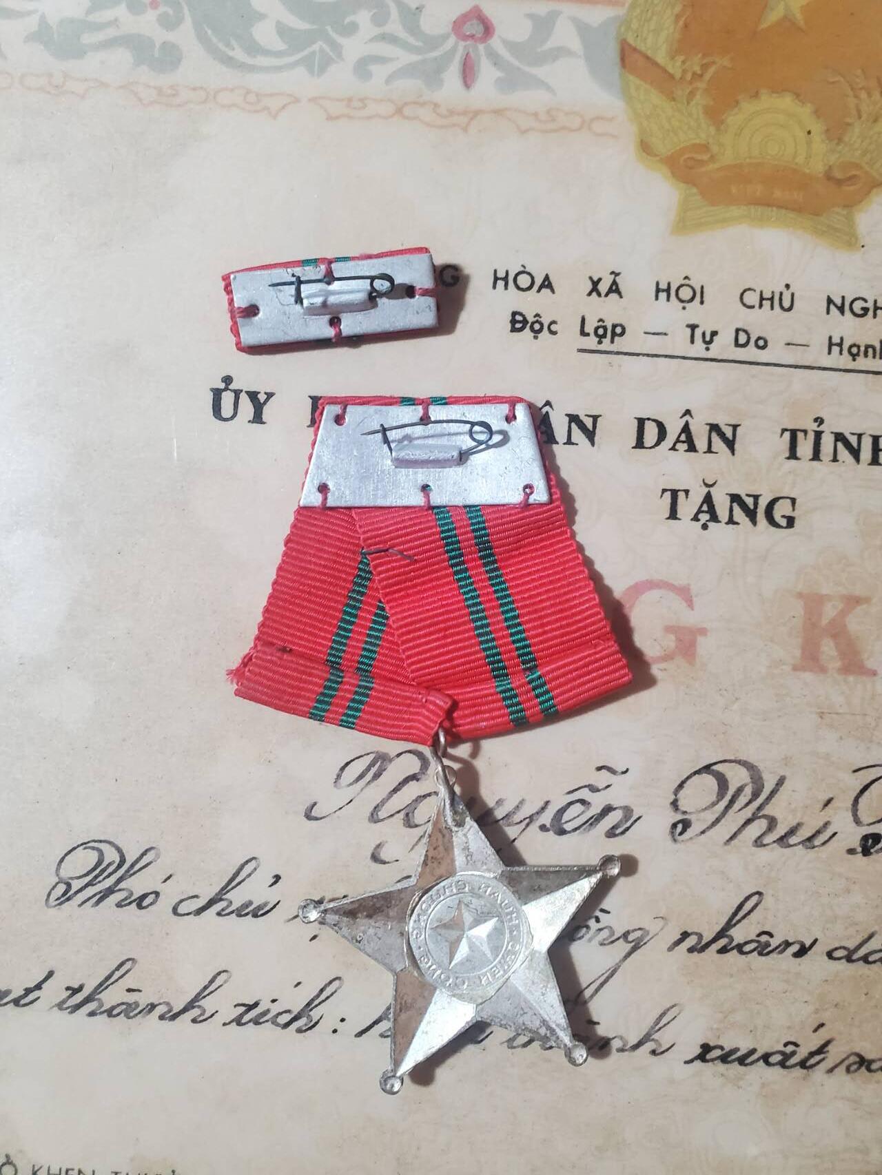 韵星假日军品类拍卖第41期 -- Rimey Holidays Militaria Auction 41 越南阮富桥局长坚江省人民委员会奖状、模仿认可证书 战时三级战功勋章带略