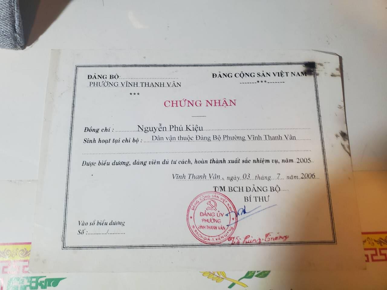 韵星假日军品类拍卖第41期 -- Rimey Holidays Militaria Auction 41 越南阮富桥局长地区出色党员奖状 大寿纪念奖状带原主照片