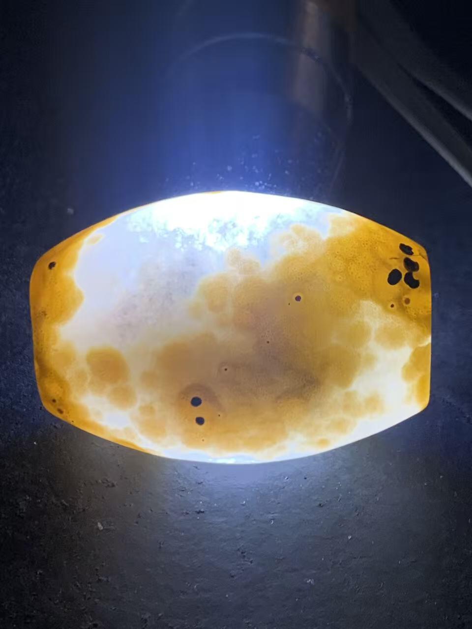 精美冰飘糖心料战国红玛瑙随形背云，勒子一颗！