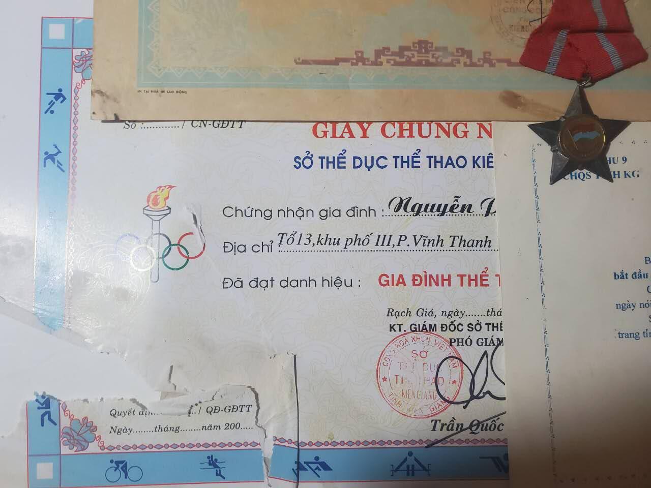 韵星假日军品类拍卖第41期 -- Rimey Holidays Militaria Auction 41 越南阮富桥局长 越共解放战士勋章 工会优秀服务奖状、为坚江奥林匹克贡献奖状和省军区大楼建成出席问候证书一套