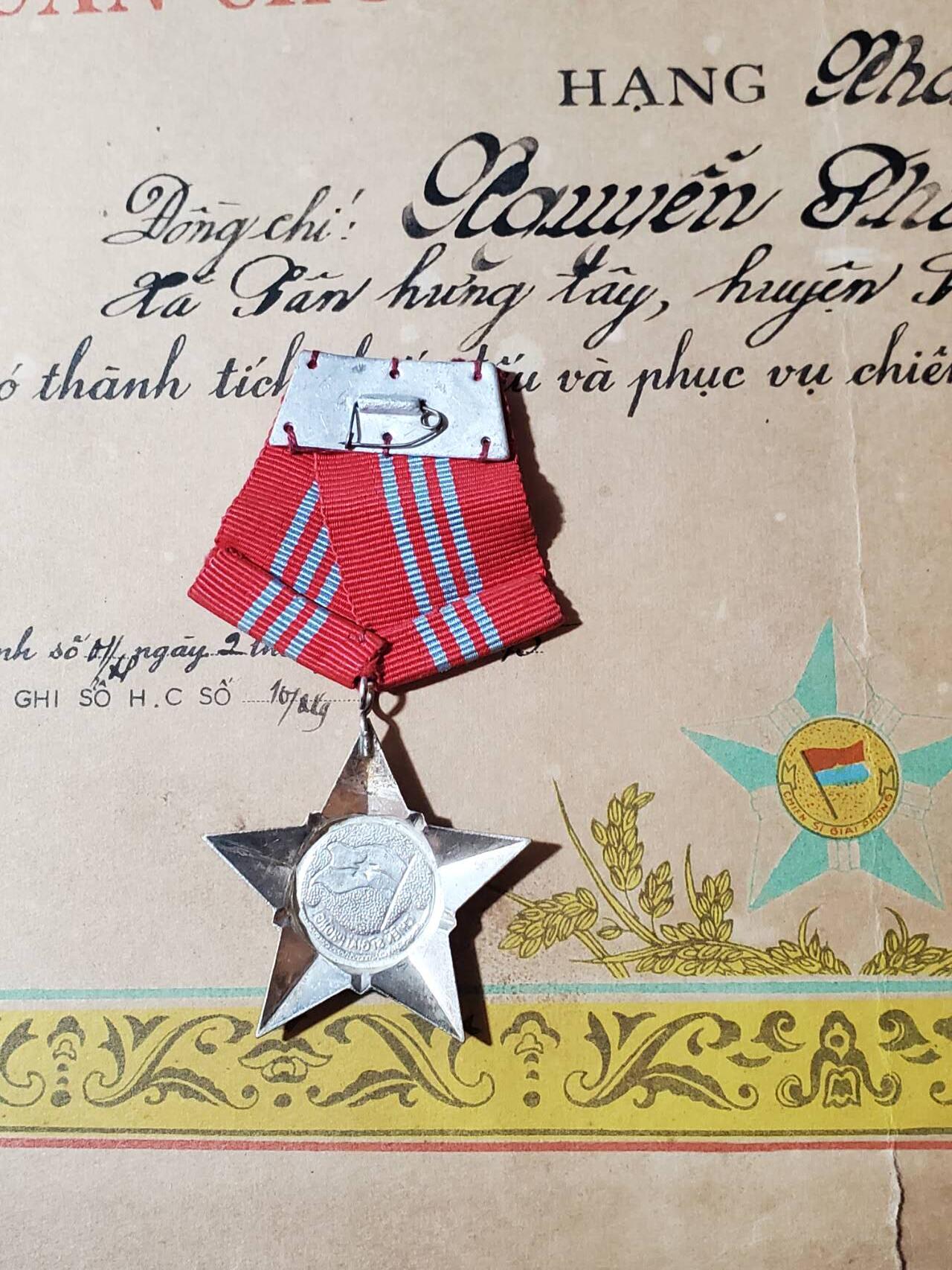 韵星假日军品类拍卖第41期 -- Rimey Holidays Militaria Auction 41 越南阮富桥局长 越南南方共和国（越共）一级解放战士勋章带证书一套 非常少见的大证书 勋章为早期白铜镀银 