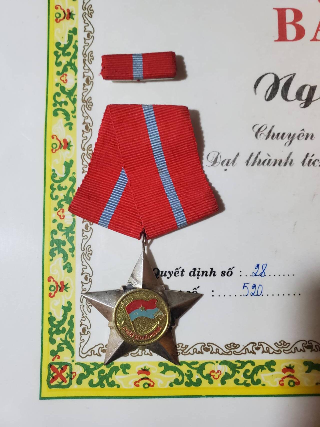 韵星假日军品类拍卖第41期 -- Rimey Holidays Militaria Auction 41  越南阮富桥局长坚江省人民委员会荣誉证书带三级解放战士勋章带略一套 白铜战时版本