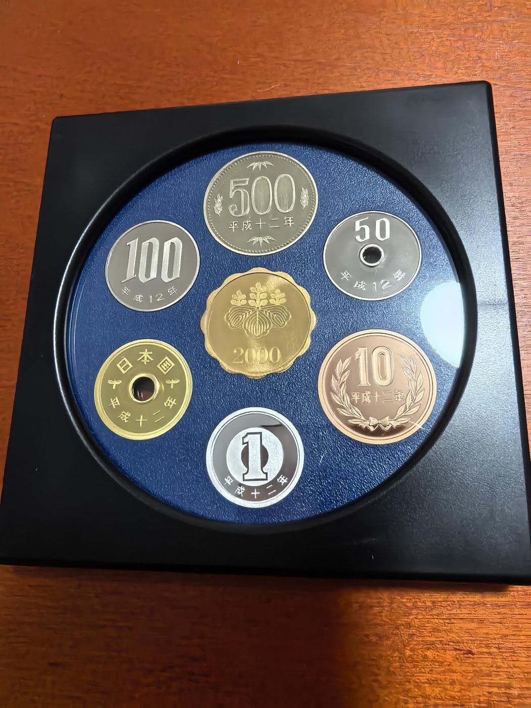 长老汇马年精选第一场拍卖 2000日本老钱币系列之二6枚精制币套装小方盒，含银质梅花形银章1枚，单面镀金
