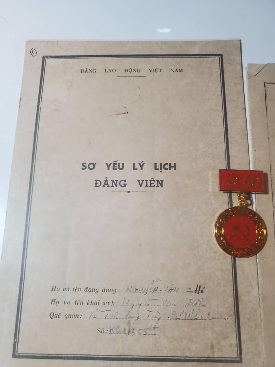 韵星假日军品类拍卖第41期 -- Rimey Holidays Militaria Auction 41 越南阮富桥局长党员记录手册 个人档案 光荣在党60年奖章