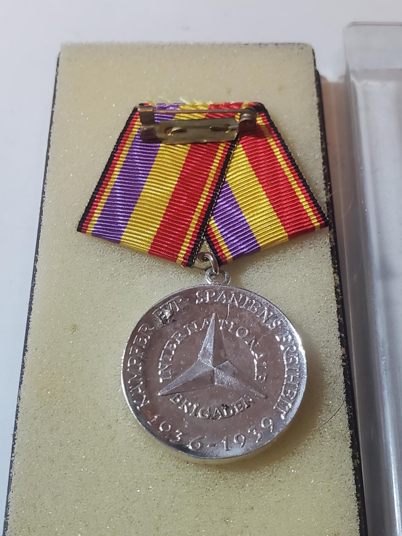 韵星假日军品类拍卖第41期 -- Rimey Holidays Militaria Auction 41 民主德国汉斯贝姆勒奖章带原盒 品相很好 非常稀少 颁发给民主德国参与西班牙内战（国际纵队）的老兵 获得者需要参与西班牙内战且经历德三幸存至东德