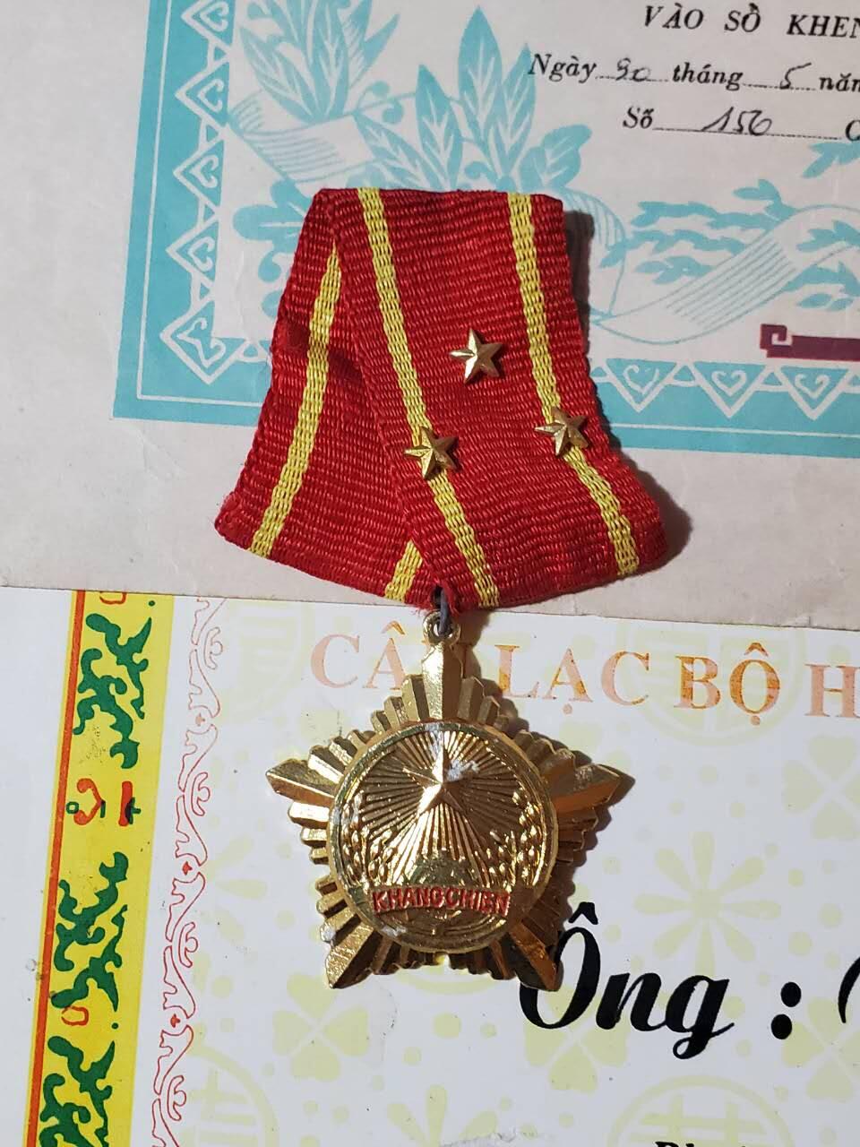 韵星假日军品类拍卖第41期 -- Rimey Holidays Militaria Auction 41 越南阮富桥局长工会奖状 祝贺信 一级抗战勋章