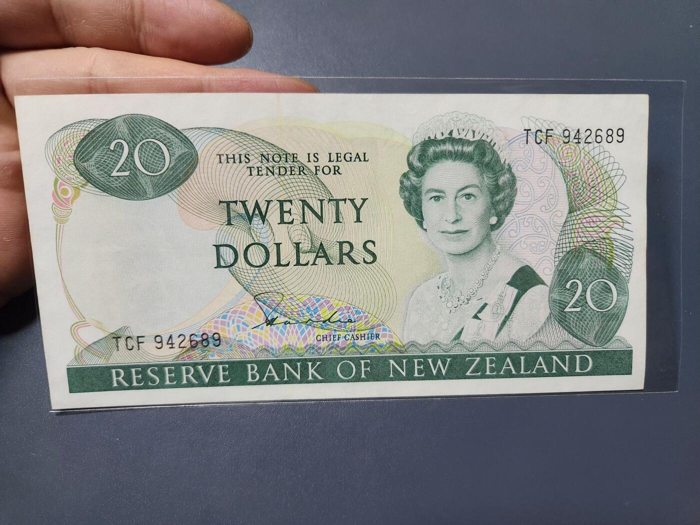 2月18号晚上8点 外国纸币自动截拍第27场 第一版首签名 新西兰 20元 近新