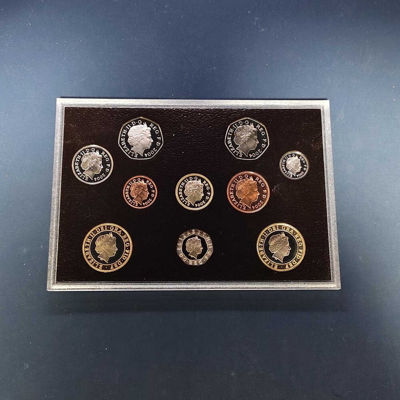 【全场包邮】纯粹捡漏拍505场 英国2004年官方红本精制套币-盒证全带详细介绍手册-含2镑首辆火车+1镑第四铁路桥+50便士罗杰班尼斯精制纪念币