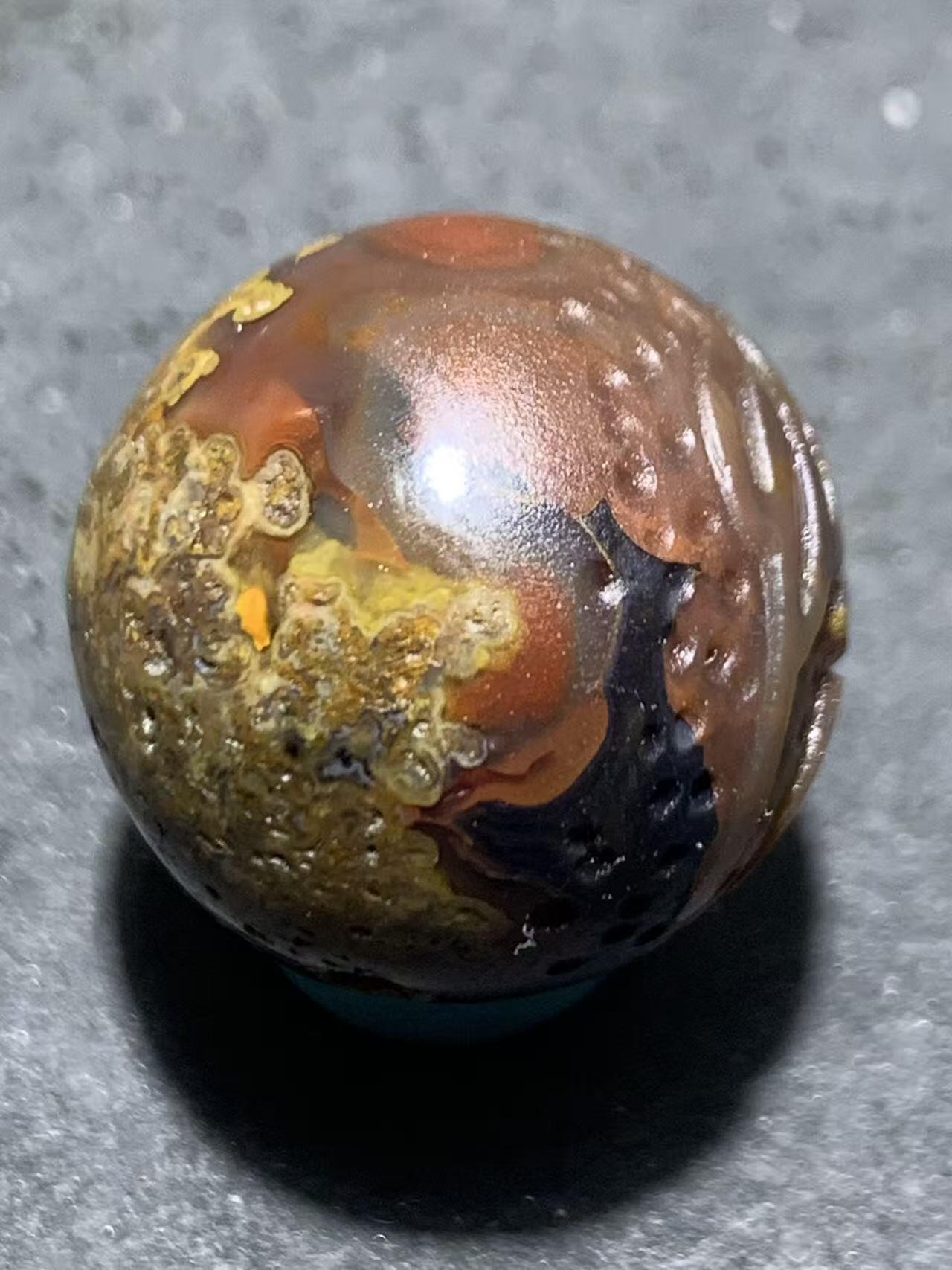 精美亚光冻料原皮战国红玛瑙手工俏色巧雕悟字珠一个，