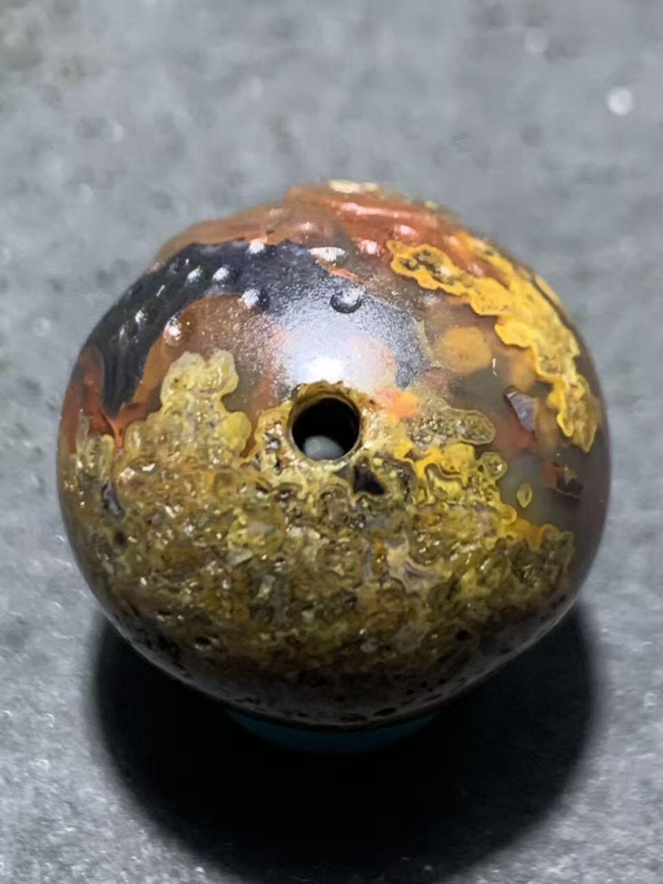 精美亚光冻料原皮战国红玛瑙手工俏色巧雕悟字珠一个，