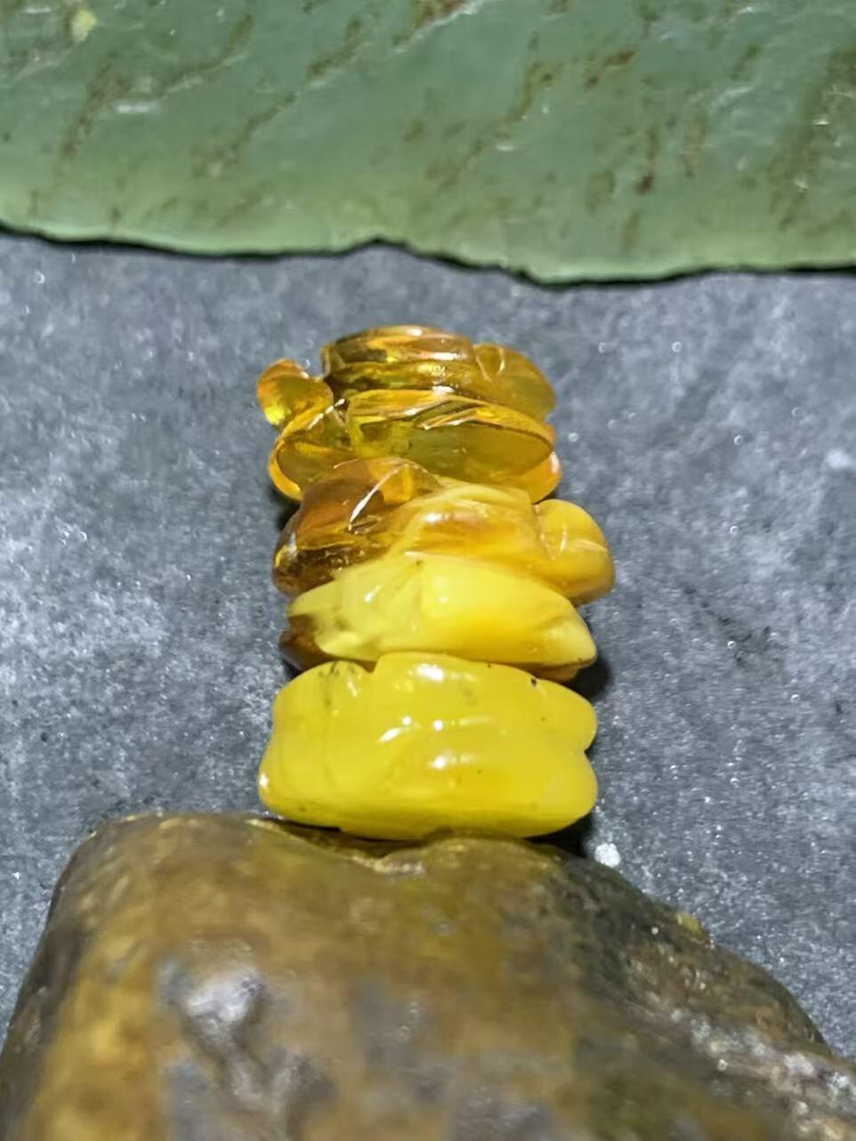 天然原矿蜜蜡通货玫瑰花戒面3颗