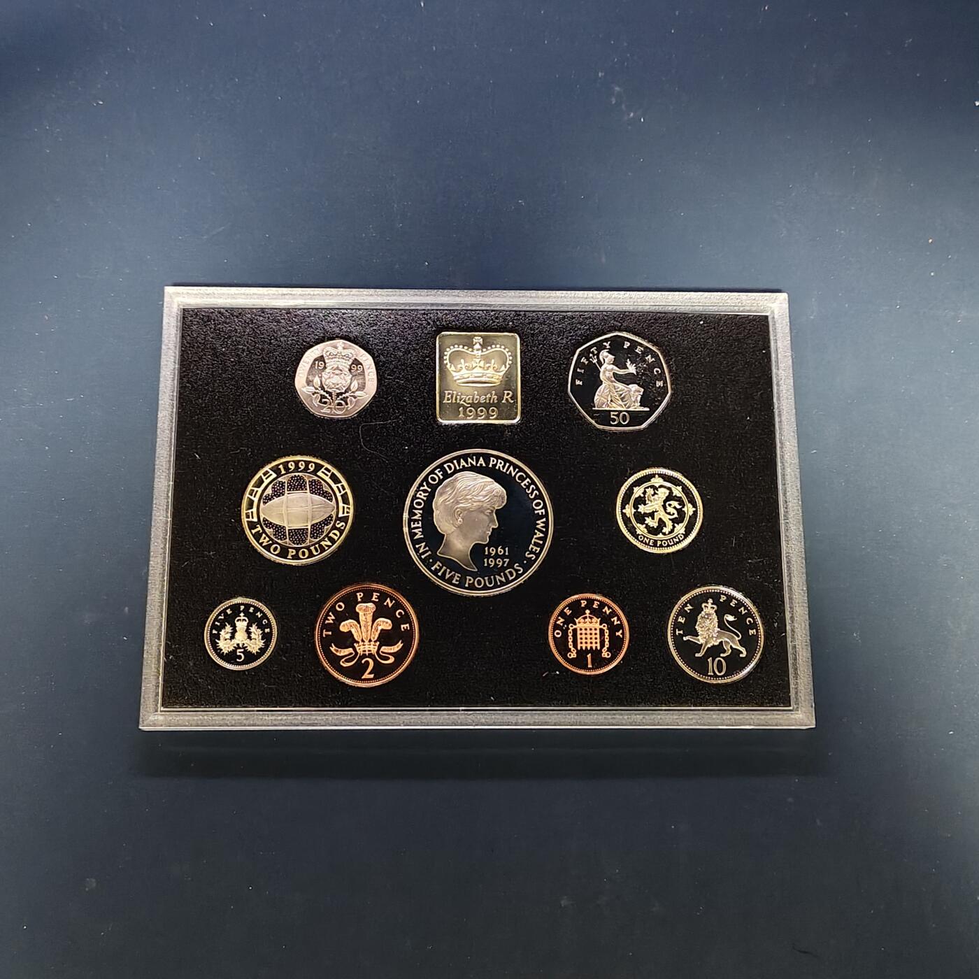 【全场包邮】纯粹捡漏拍505场 英国1999年官方红本精制套币-盒证全带详细介绍手册-含5镑戴安娜王妃+2镑橄榄球世界杯+1镑苏格兰狮徽精制纪念币