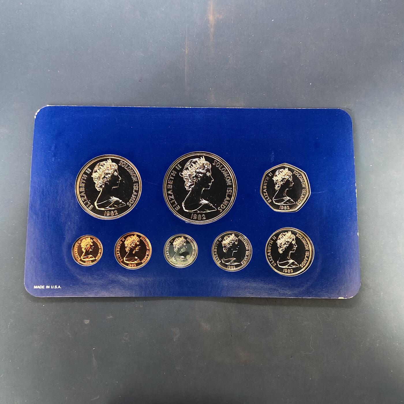 【全场包邮】纯粹捡漏拍505场 所罗门群岛1982年官方封装套币-盒证全-含5元瓜达尔卡纳尔战役四十周年纪念币（80年代套币极少见）