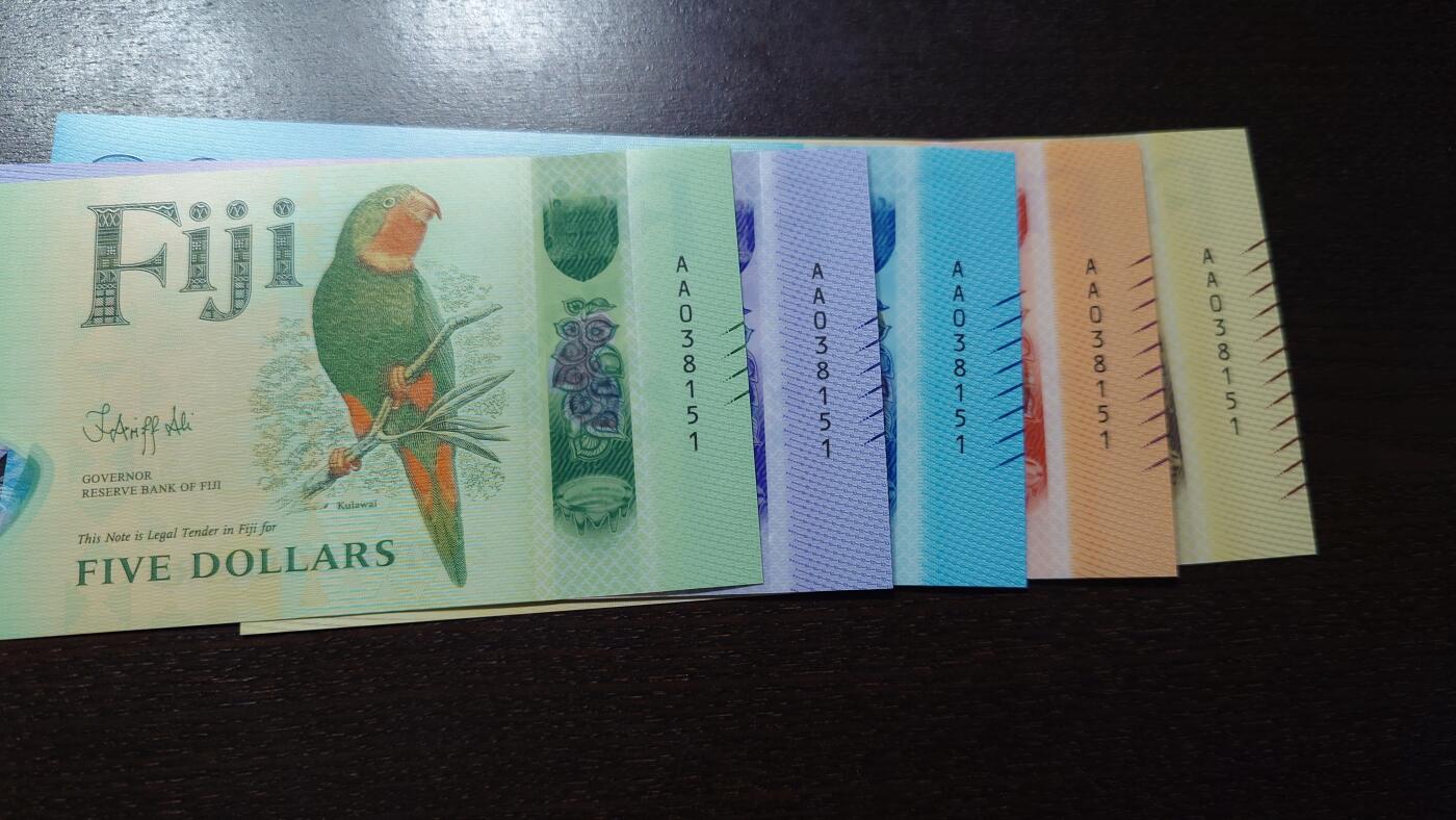 2025年斐济5/10/20/50/100 五张全同号 A冠全新UNC无47（剩余几套随机提供）