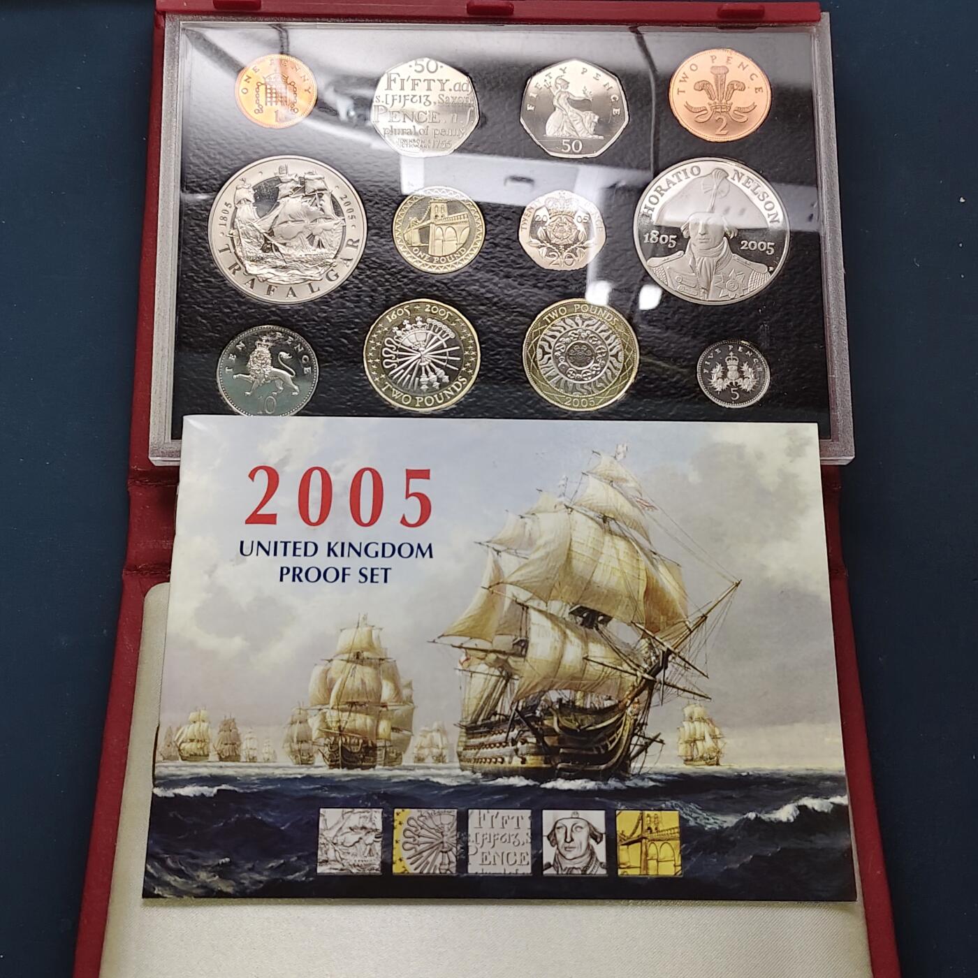 【全场包邮】纯粹捡漏拍505场 英国2005年官方红本精制套币-盒证全带详细介绍手册-含5镑纳尔逊+5镑海战+2镑火药阴谋+1镑梅奈桥+50便士萨缪尔约翰逊词典精制纪念币