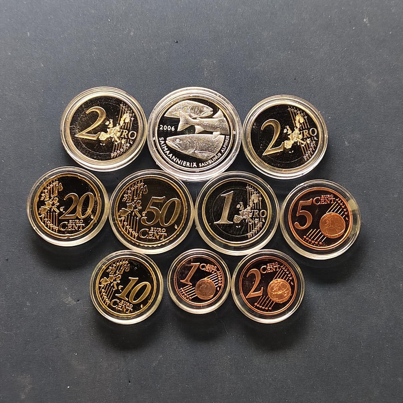 【全场包邮】纯粹捡漏拍505场 【少见】芬兰2006年官方年度流通精制套币-含2欧元精制纪念币1枚（全民选举权100周年）+红点鲑鱼精制银章【10.5克92.5%】-盒证全-量3300