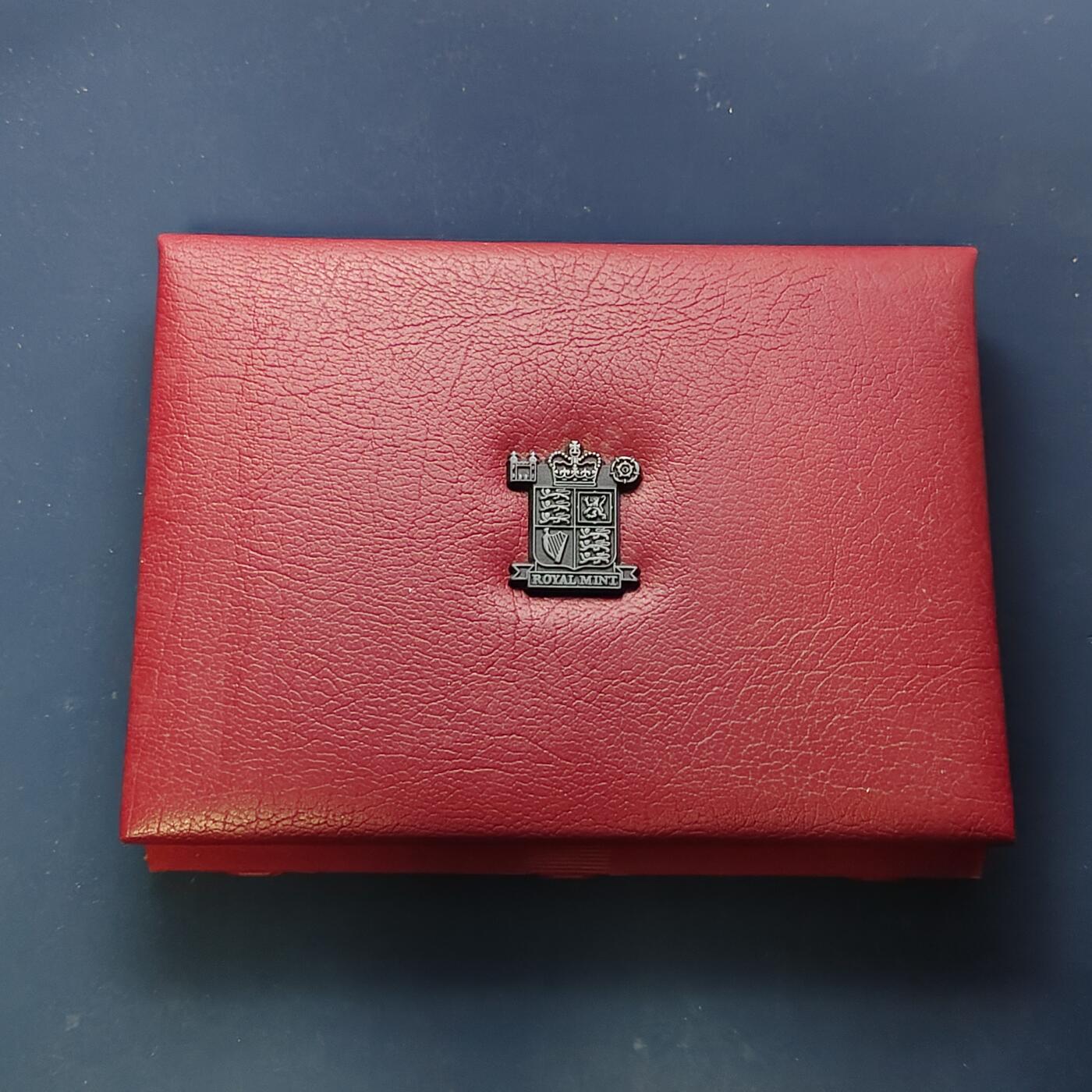 【全场包邮】纯粹捡漏拍505场 英国2001年官方红本精制套币-盒证全带详细介绍手册-含5镑维多利亚时代+2镑马可尼电报+2镑机械时代+凯尔特十字1镑精制纪念币