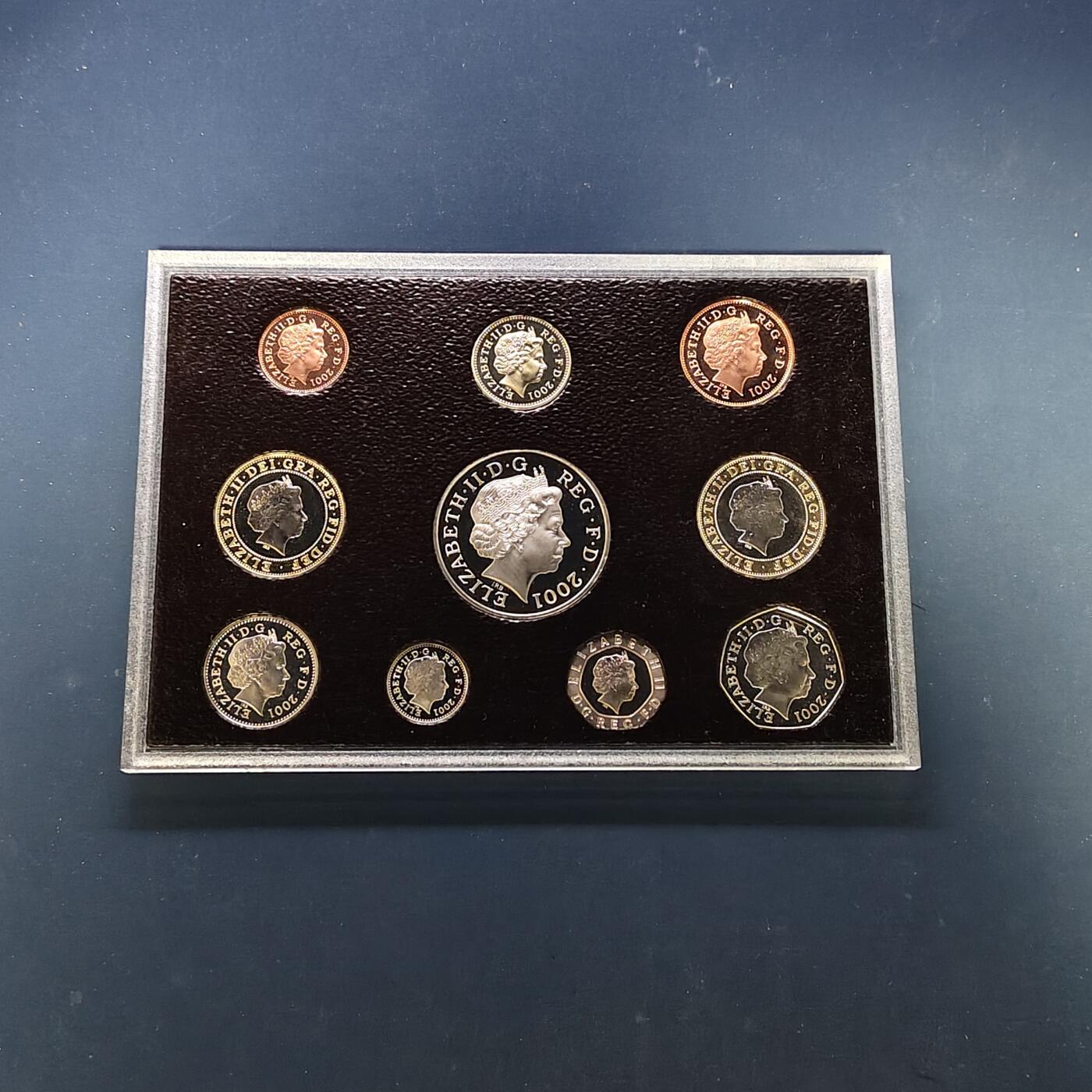 【全场包邮】纯粹捡漏拍505场 英国2001年官方红本精制套币-盒证全带详细介绍手册-含5镑维多利亚时代+2镑马可尼电报+2镑机械时代+凯尔特十字1镑精制纪念币