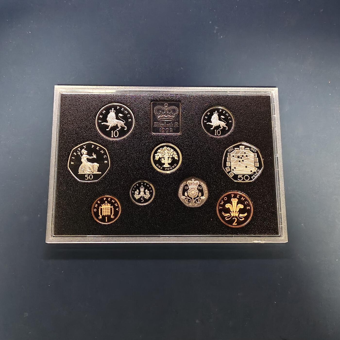 【全场包邮】纯粹捡漏拍505场 英国1992年官方蓝本精制套币-盒证全-含1镑四邦国花系列英格兰橡树+50便士欧洲部长理事会主席精制纪念币及10便士大小版交接