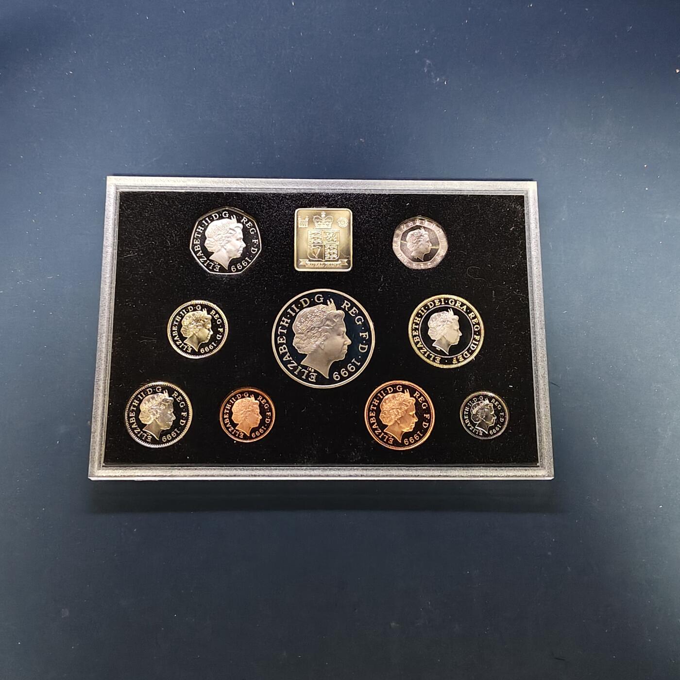 【全场包邮】纯粹捡漏拍505场 英国1999年官方红本精制套币-盒证全带详细介绍手册-含5镑戴安娜王妃+2镑橄榄球世界杯+1镑苏格兰狮徽精制纪念币