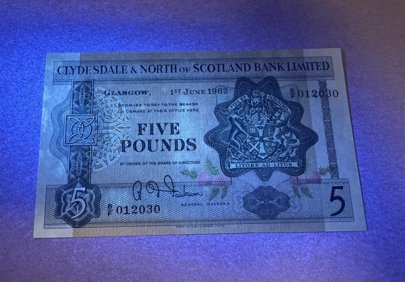 【礼羽收藏】🌏世界钱币拍卖125期 苏格兰 克莱斯戴尔和苏格兰北部银行 1961-63年5镑 背面国王学院 雕刻非常细腻精美，无47 0123组合 全新unc，有荧光瑕疵