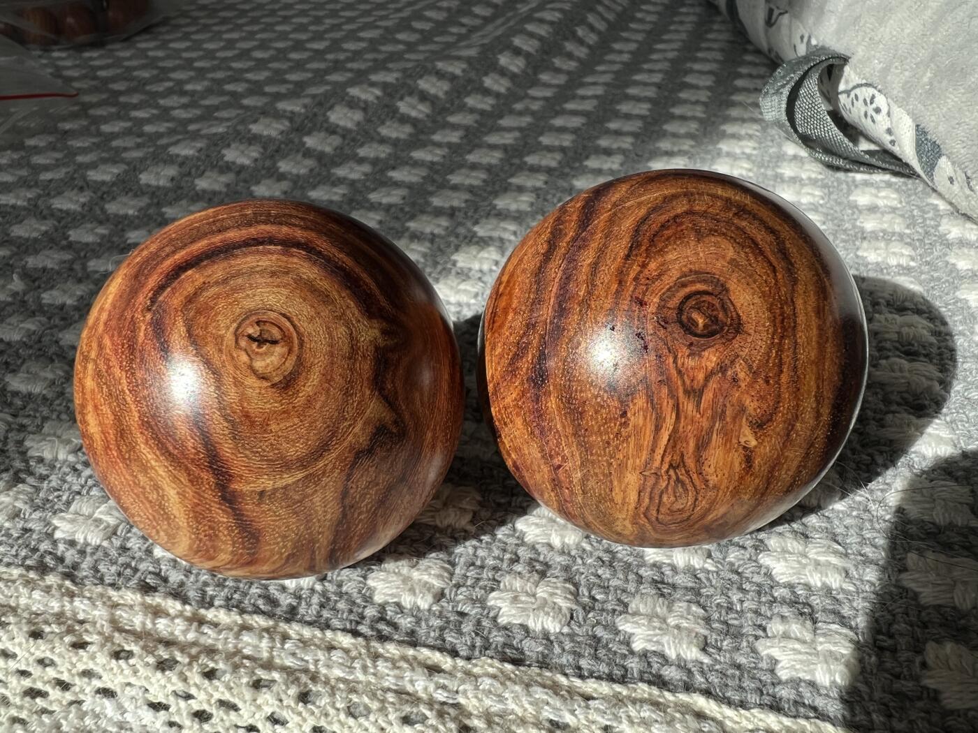 零元拍：  超美对眼海南黄花梨超大手球一对，尺寸：54-55MM