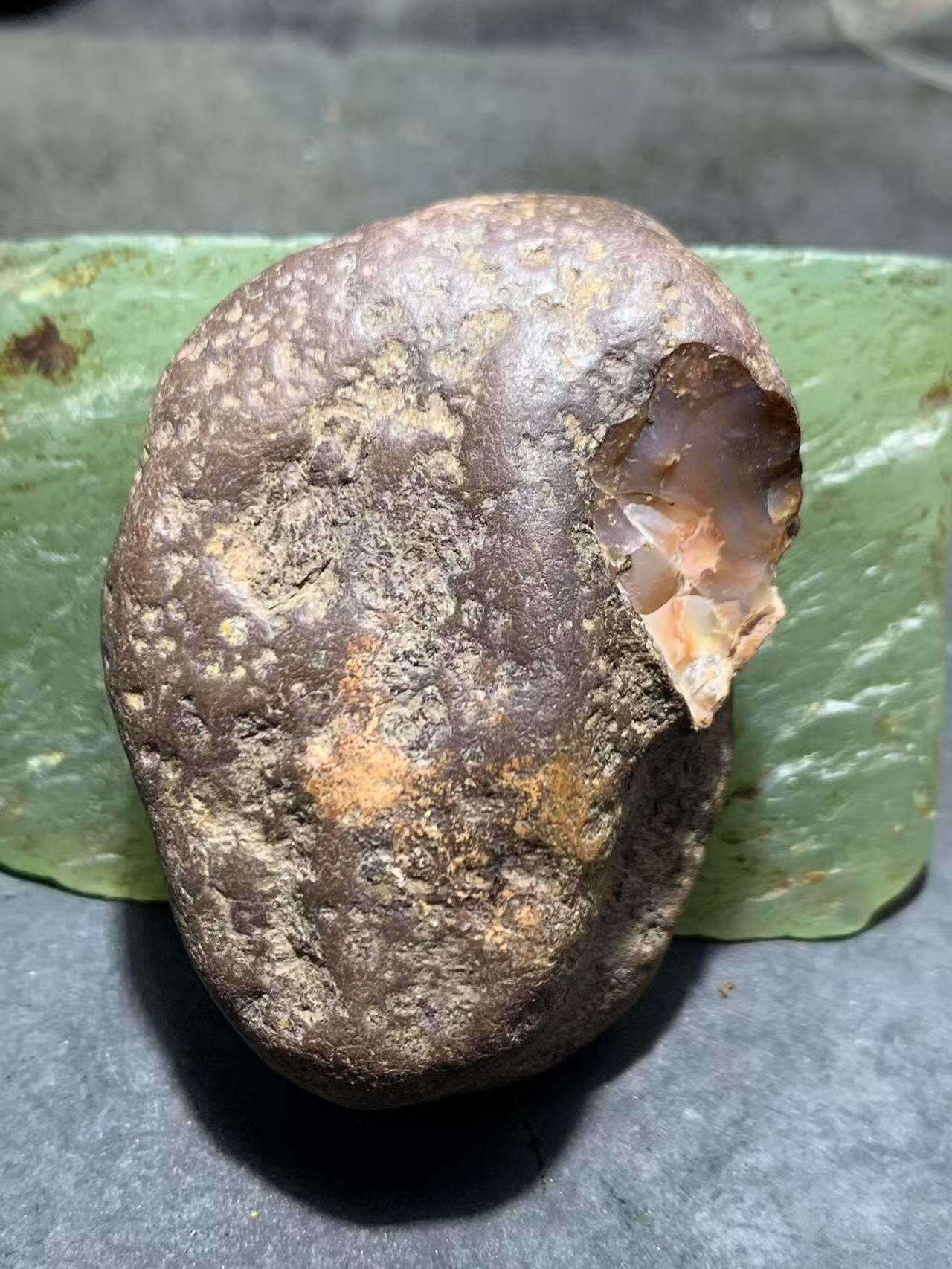 精美开窗铁皮荔枝冻飘红南红玛瑙原石一颗，