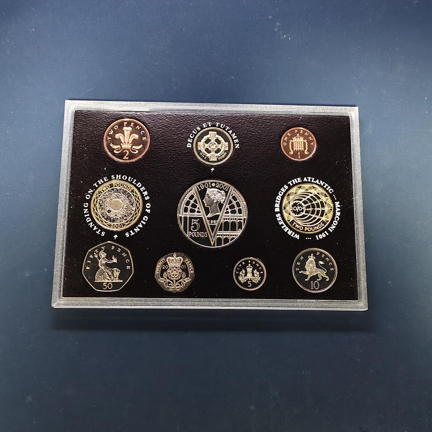 【全场包邮】纯粹捡漏拍505场 英国2001年官方红本精制套币-盒证全带详细介绍手册-含5镑维多利亚时代+2镑马可尼电报+2镑机械时代+凯尔特十字1镑精制纪念币