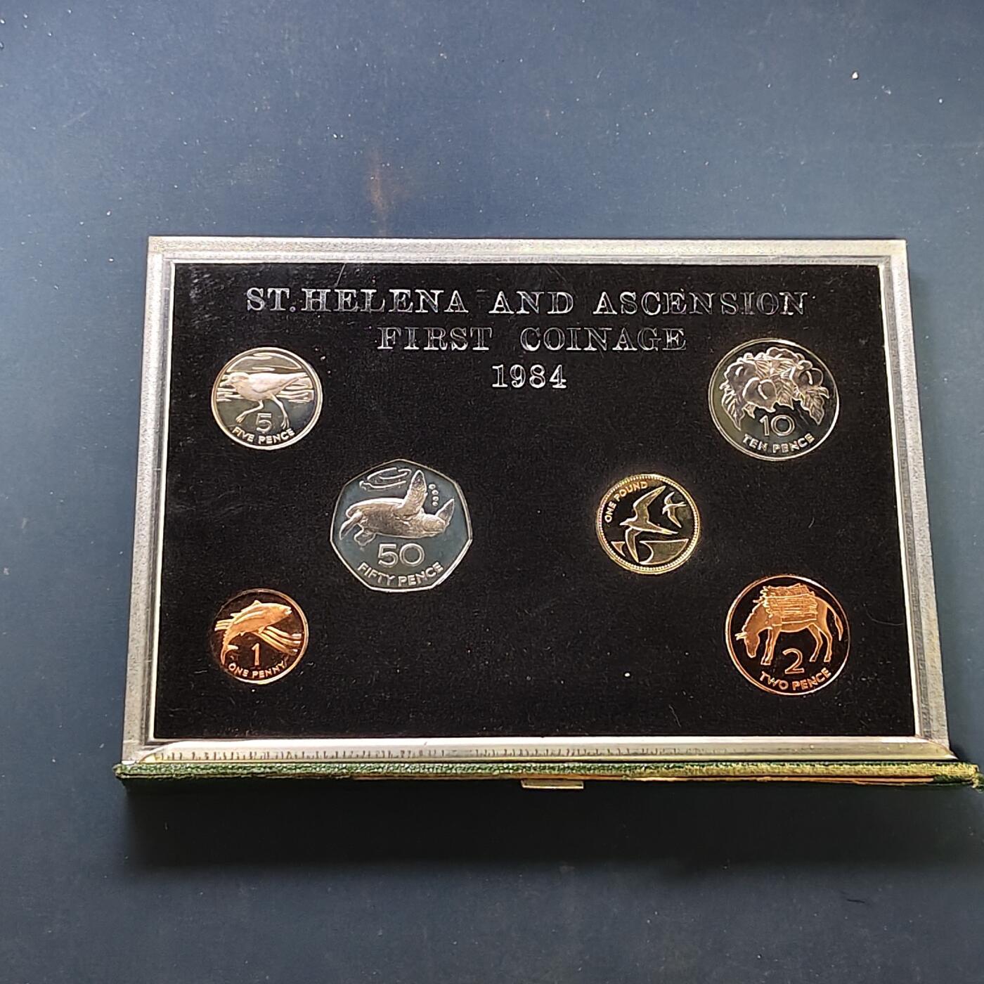 【全场包邮】纯粹捡漏拍505场 【稀少】圣赫勒拿和阿松森群岛1984年官方精制套币-此套少见推测发行量2500-3000（盒损）-PS1