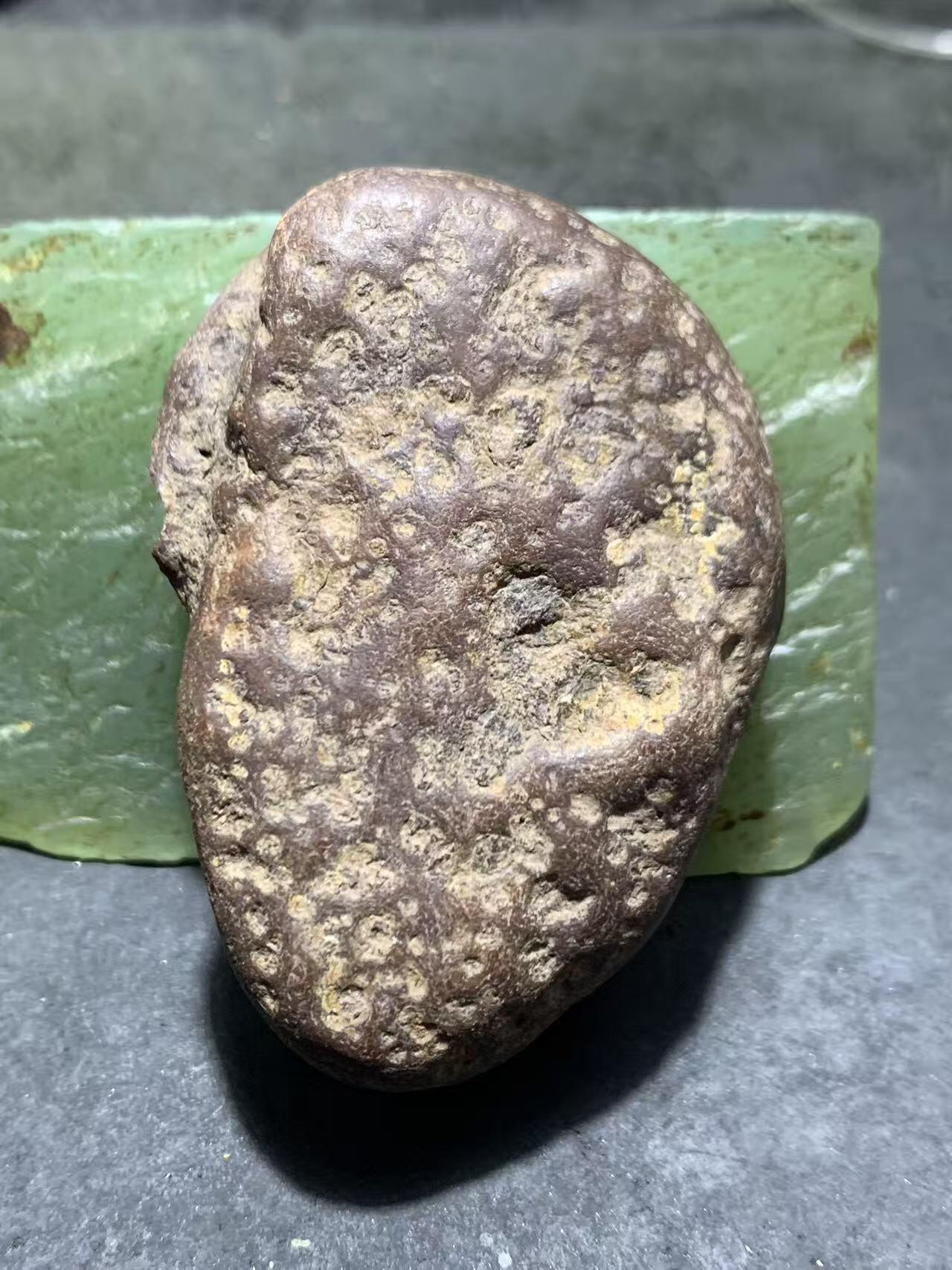 精美开窗铁皮荔枝冻飘红南红玛瑙原石一颗，