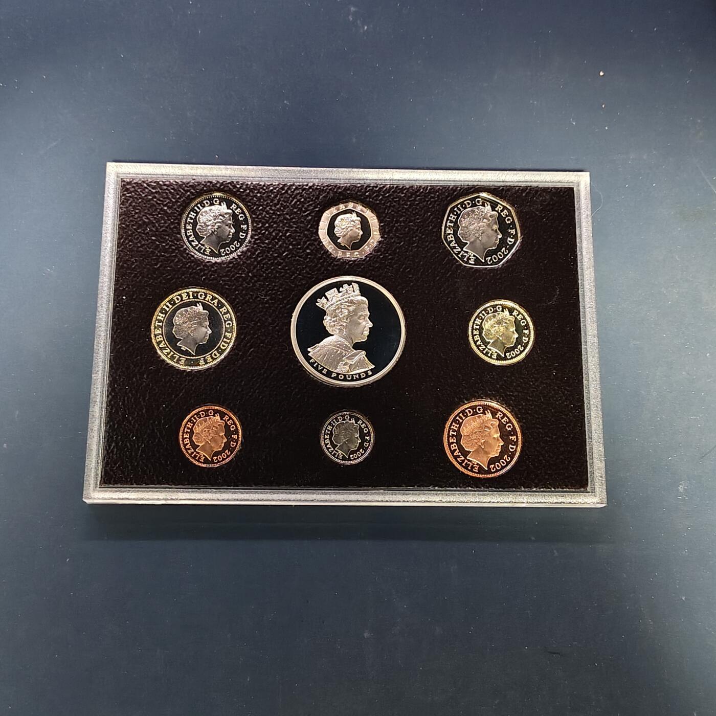 【全场包邮】纯粹捡漏拍505场 英国2002年官方红本精制套币-盒证全带详细介绍手册-含5镑女王登基50周年精制纪念币