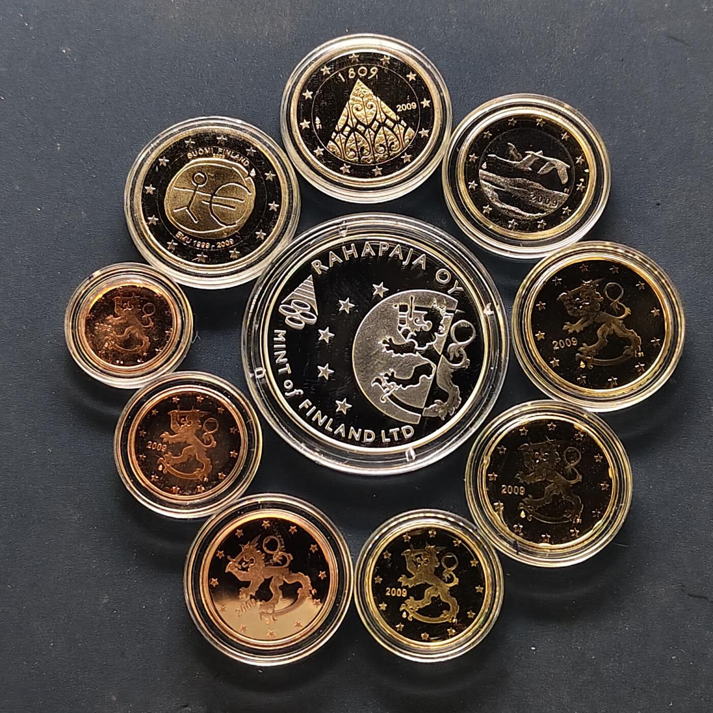 【全场包邮】纯粹捡漏拍505场 【稀少】芬兰2009年官方年度流通精制套币-含2欧元精制纪念币（欧洲货币联盟成立10周年+芬兰大公国获得自治权200周年）+自治权200周年彩色精制银章【20克92.5%】-盒证全-量2500