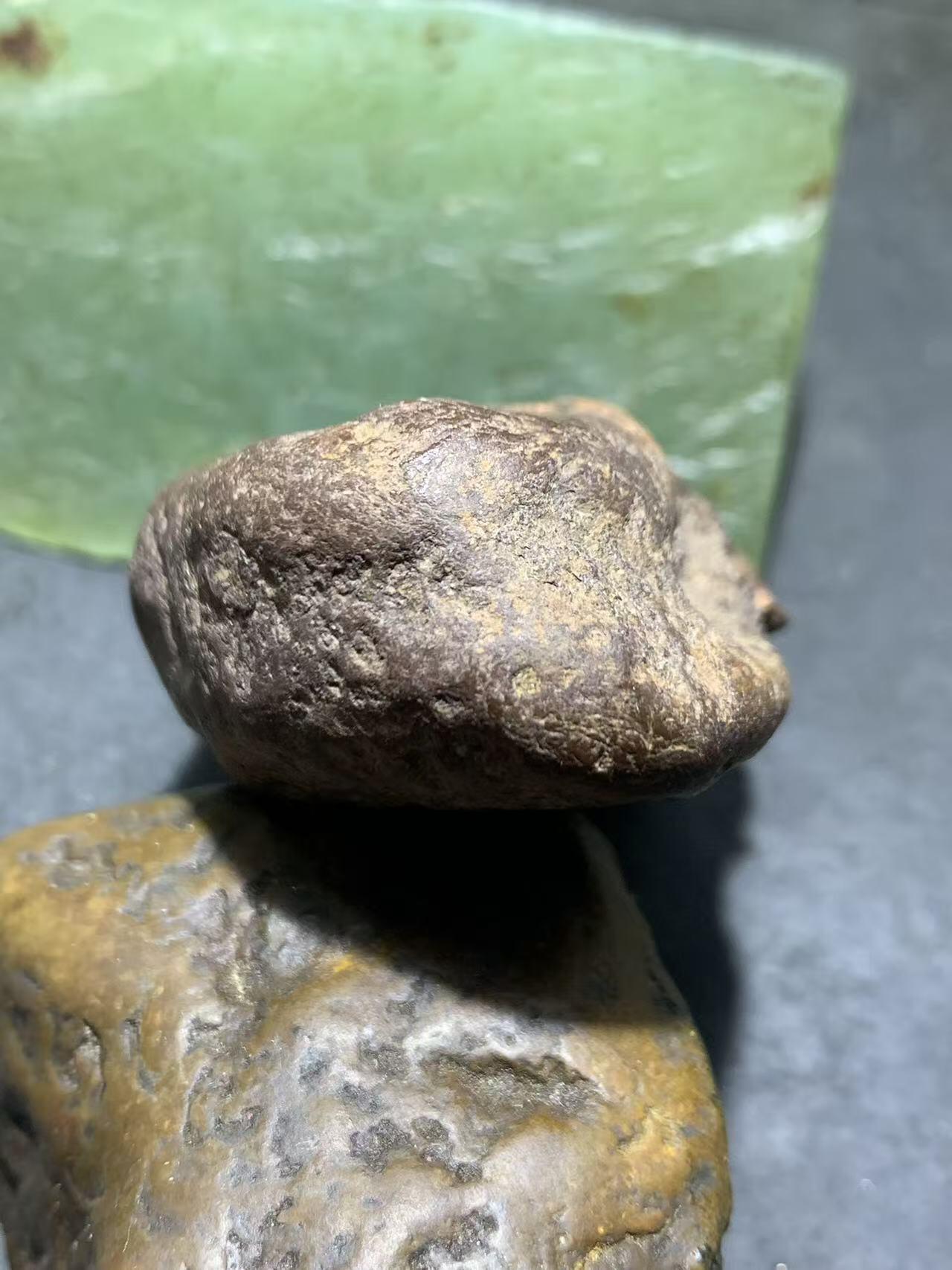 精美开窗铁皮荔枝冻飘红南红玛瑙原石一颗，