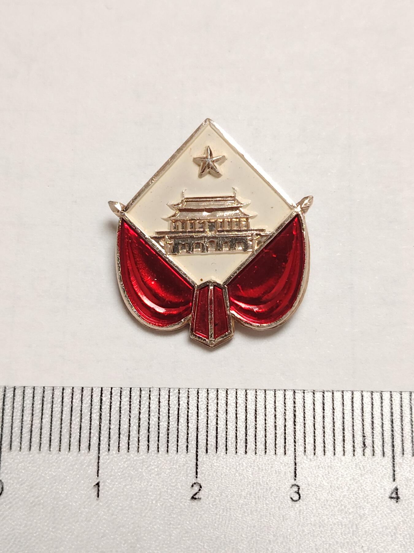 布加迪🐬～世界钱币(上海)🌾第 275 期 /  像章专场 像章～天安门 