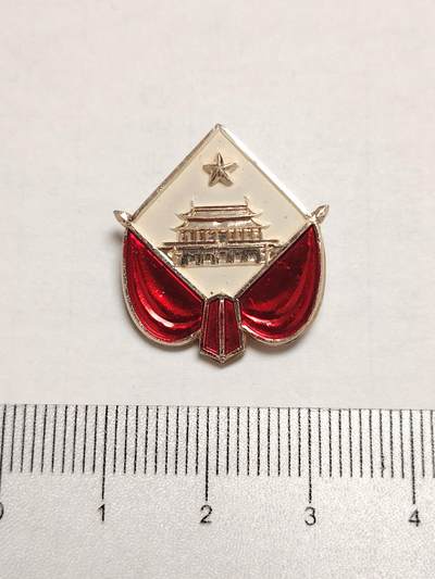 布加迪🐬～世界钱币(上海)🌾第 275 期 /  像章专场 - 像章～天安门 