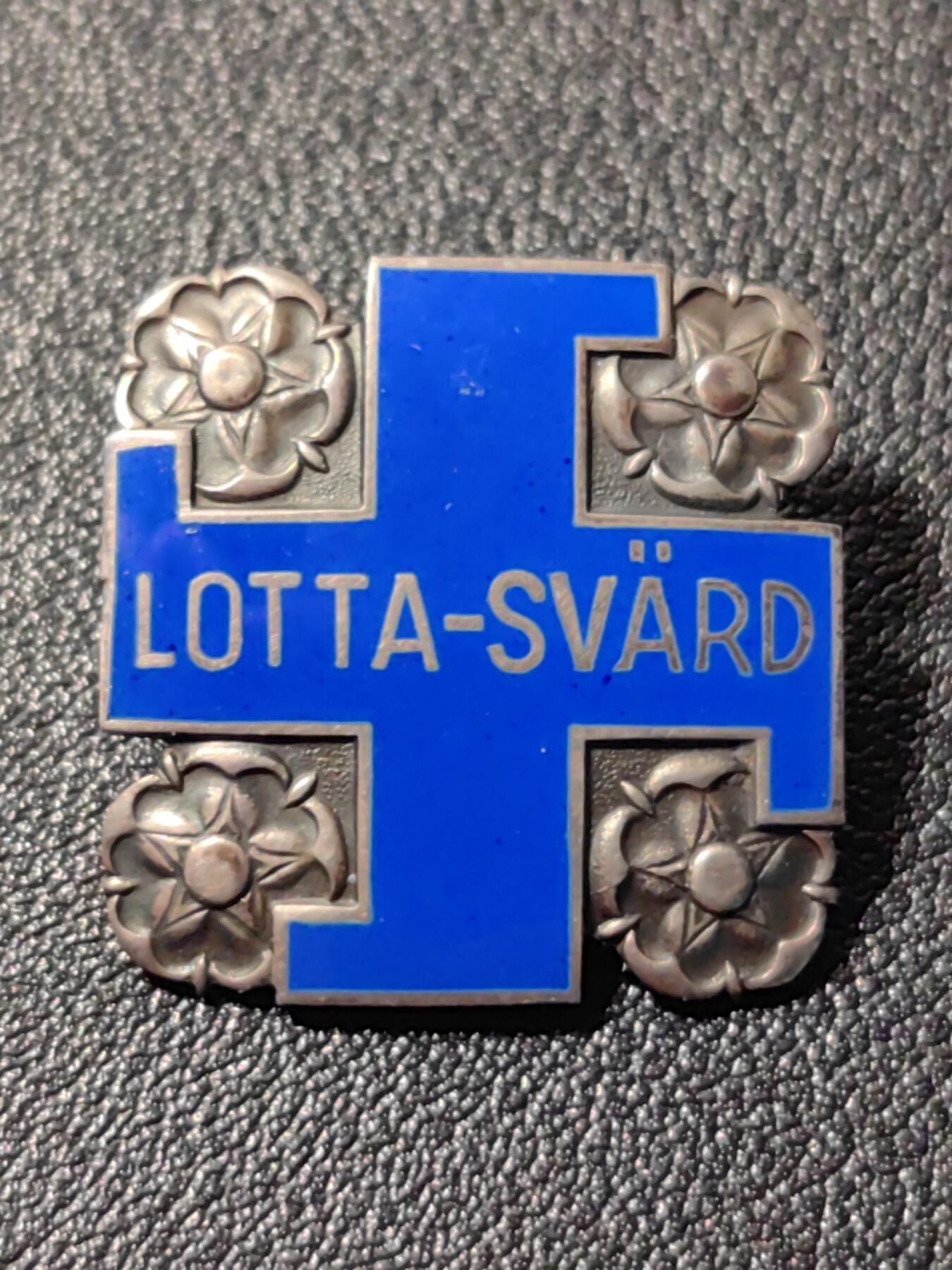 靖甫拍卖第五场 芬兰洛塔斯瓦尔德妇女军事组织领口证章 银质珐琅打银标 k6年份戳即1939制造