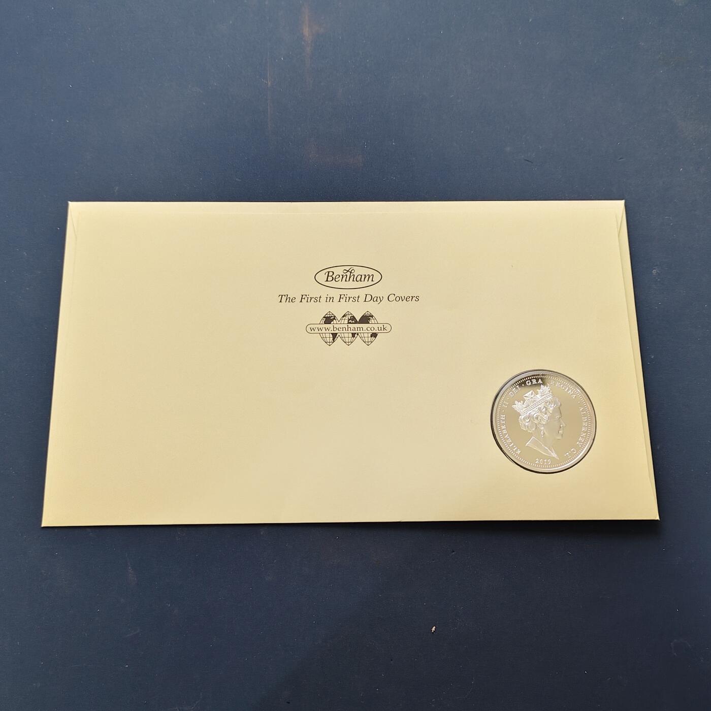 【全场包邮】纯粹捡漏拍505场 【邮币封·少见】奥尔德尼2019年5镑维多利亚女王诞辰200周年精制克朗型镀银纪念币邮币封-盒证全-量2019