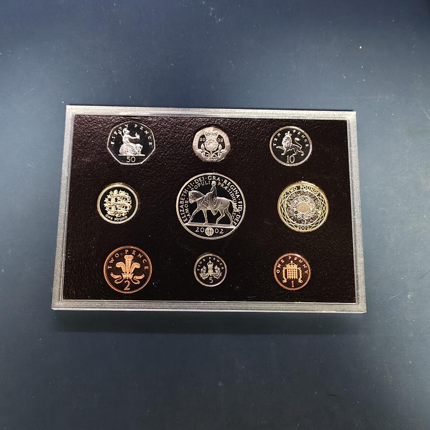 【全场包邮】纯粹捡漏拍505场 英国2002年官方红本精制套币-盒证全带详细介绍手册-含5镑女王登基50周年精制纪念币