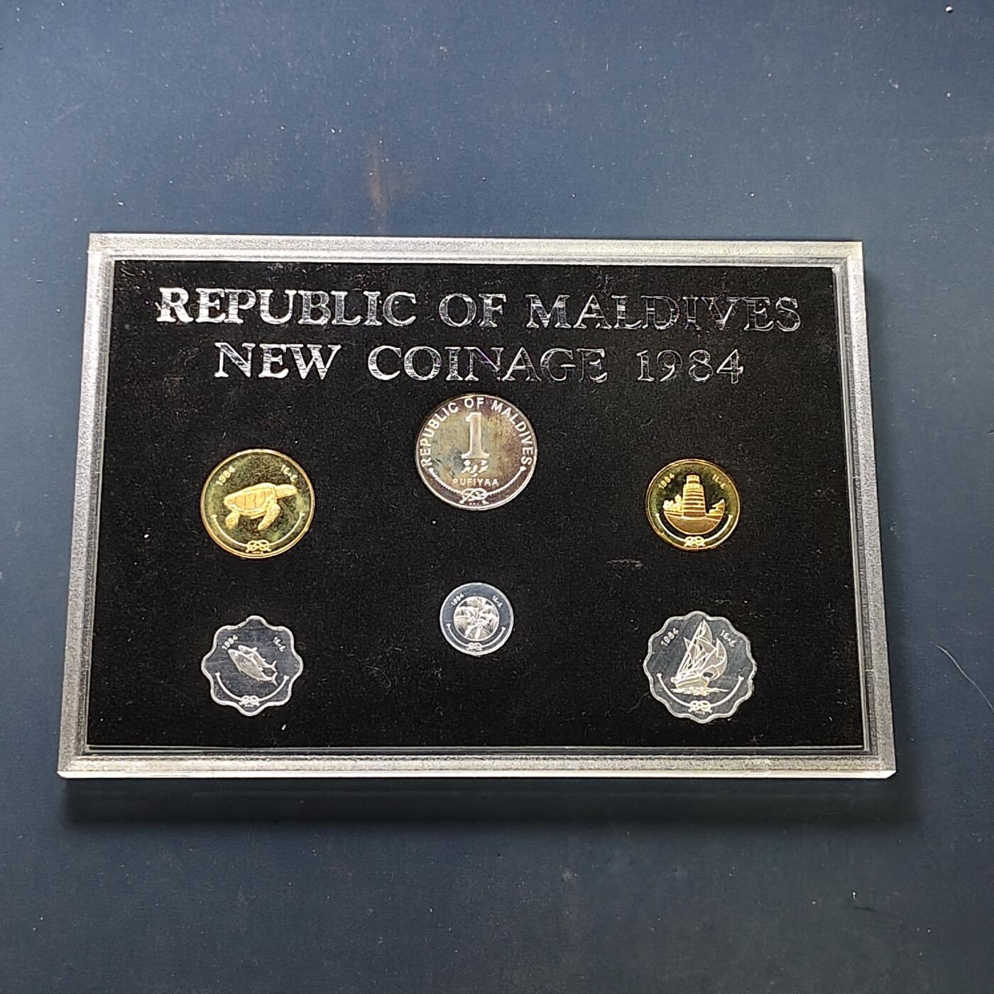 【全场包邮】纯粹捡漏拍505场 【稀少】马尔代夫1984年新版官方精制套币-量2500-PS4