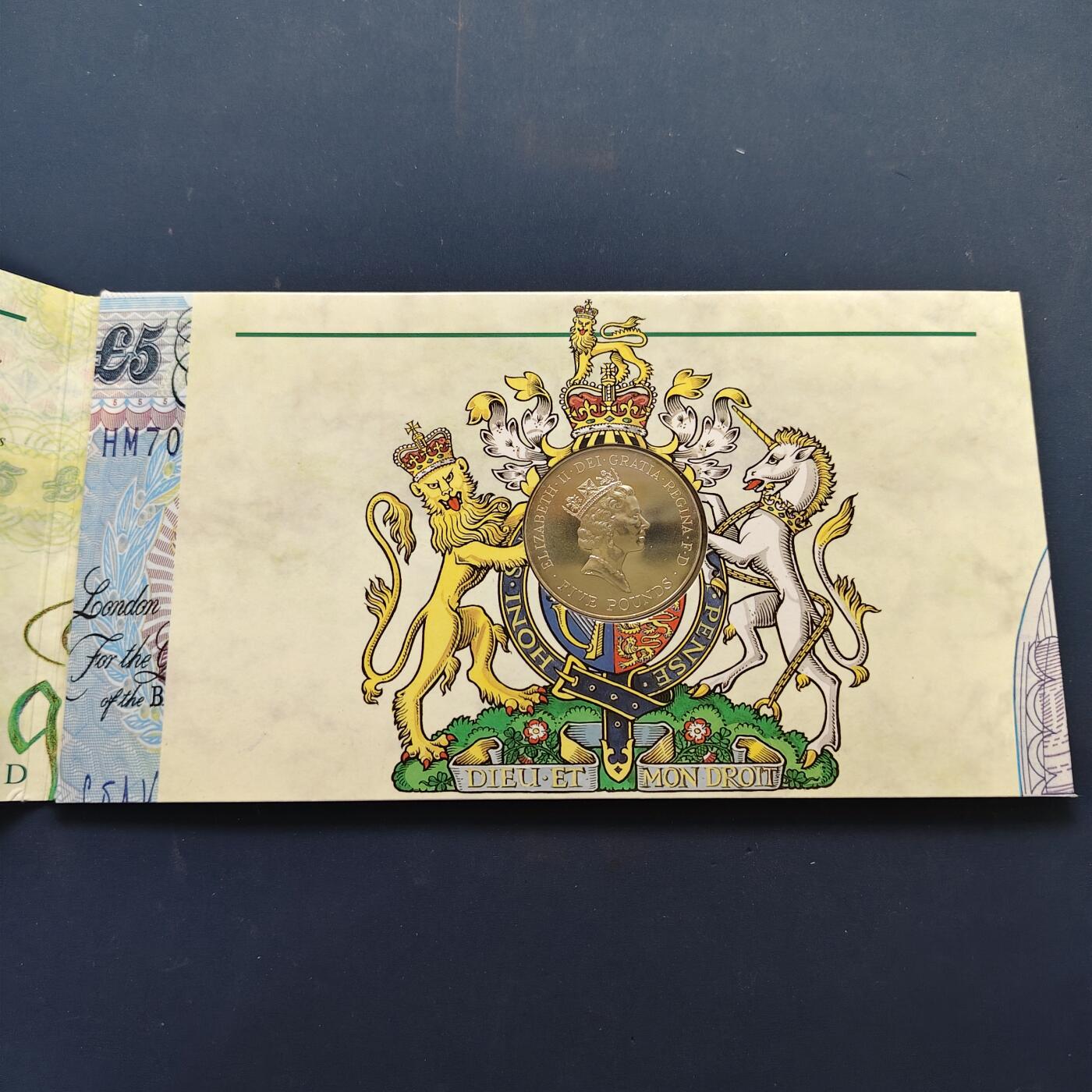 【全场包邮】纯粹捡漏拍505场 英国官方发行5镑收藏册-含1996年5镑女王70大寿克朗型纪念币+英格兰银行5镑纸钞