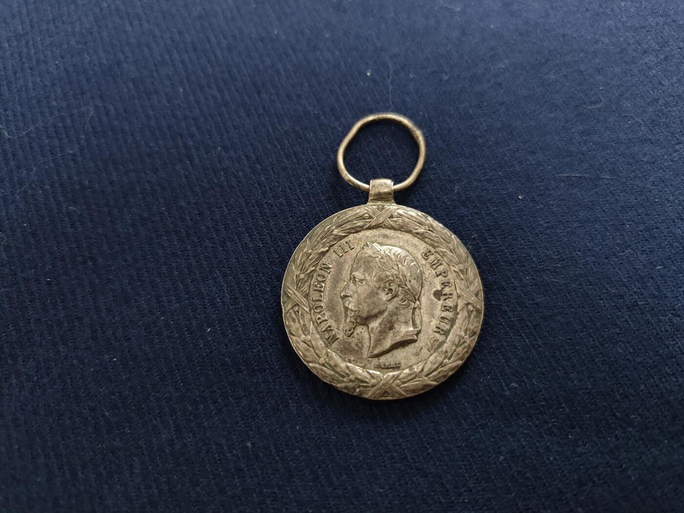 时顺第二十九拍(新年大拍) 法国远征意大利奖章，法兰西第二帝国1859年意大利战争奖章，银质，品相如图。该奖章于1859年8月设立，授予参与帮助意大利萨丁王国反抗奥匈独立战争中的远征意大利军团官兵。奖章正面为拿破仑三世戴冠侧像，背面为六次重大战役的发生地点：蒙特贝罗、帕雷斯特罗、图尔比戈、马真塔、马里尼昂、索尔费里诺，以及意大利战争 1859字样