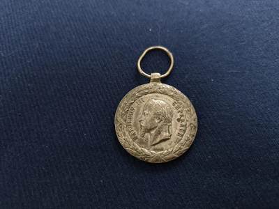 时顺第二十九拍(新年大拍) - 法国远征意大利奖章，法兰西第二帝国1859年意大利战争奖章，银质，品相如图。该奖章于1859年8月设立，授予参与帮助意大利萨丁王国反抗奥匈独立战争中的远征意大利军团官兵。奖章正面为拿破仑三世戴冠侧像，背面为六次重大战役的发生地点：蒙特贝罗、帕雷斯特罗、图尔比戈、马真塔、马里尼昂、索尔费里诺，以及意大利战争 1859字样