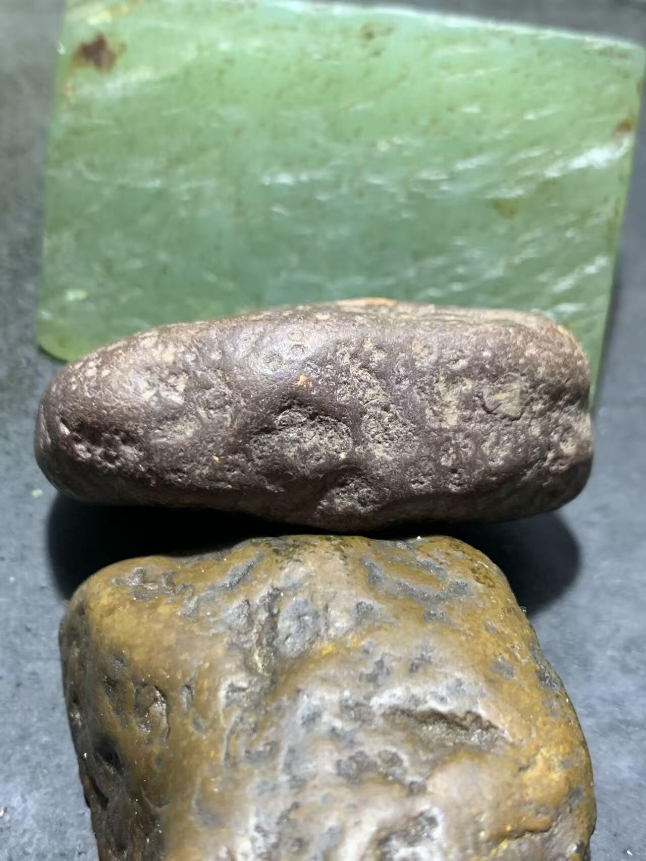 精美开窗铁皮荔枝冻飘红南红玛瑙原石一颗，