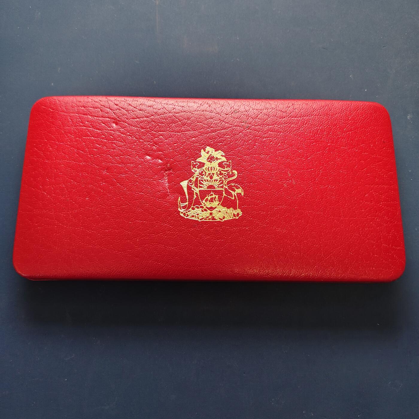 【全场包邮】纯粹捡漏拍505场 【稀少】巴哈马1982年官方精制套币-含独年仅随套币发行1元凤凰木/2元巴哈马树燕/5元圣玛丽号及十字架（银）-盒证全-量1217