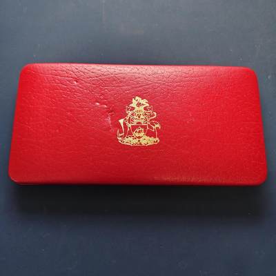 【全场包邮】纯粹捡漏拍505场 - 【稀少】巴哈马1982年官方精制套币-含独年仅随套币发行1元凤凰木/2元巴哈马树燕/5元圣玛丽号及十字架（银）-盒证全-量1217