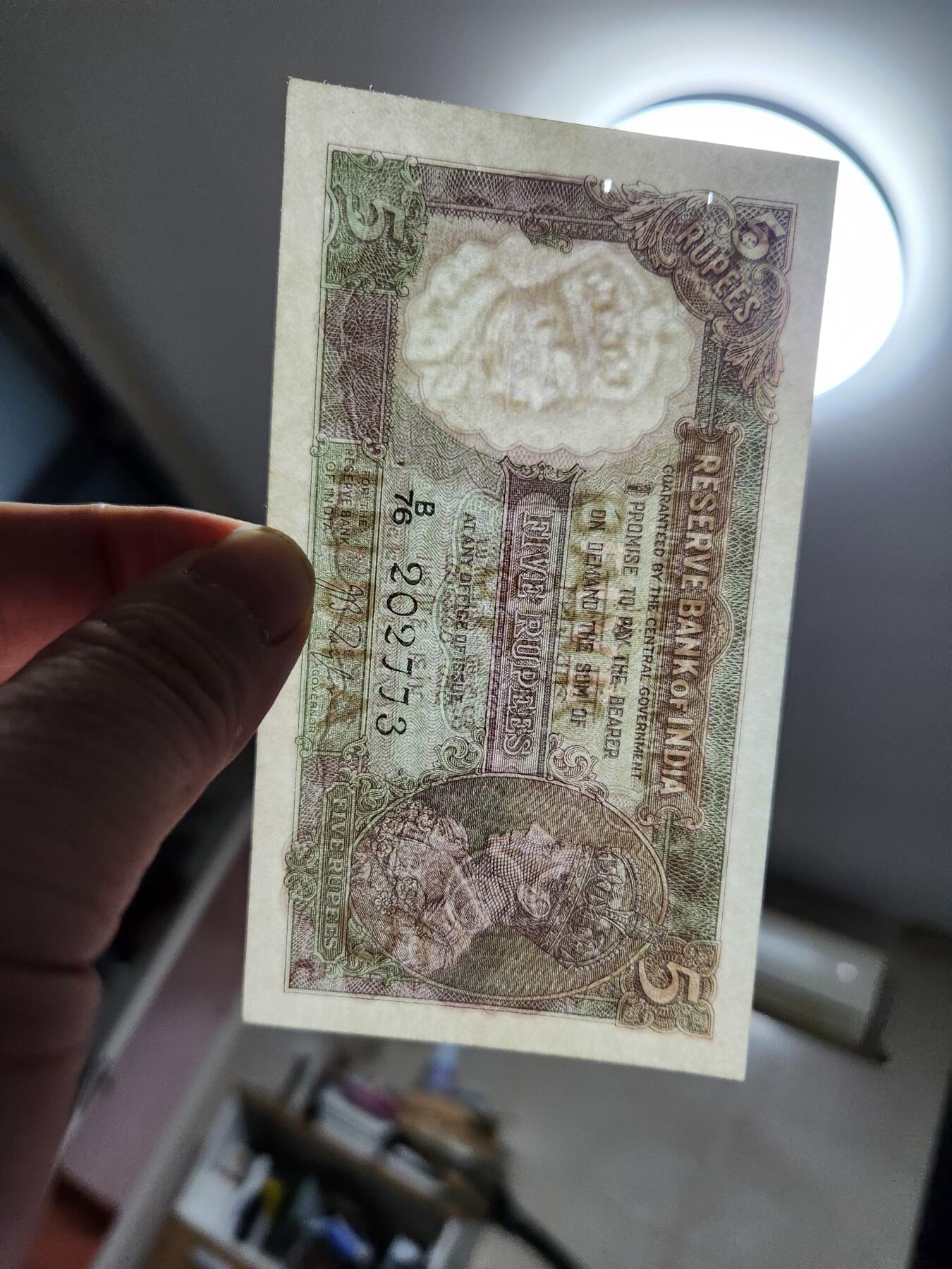 2月18号晚上8点 外国纸币自动截拍第27场 印度 1937年5卢比 【J.B.Taylor 签名】近新挺版原票黄斑针眼