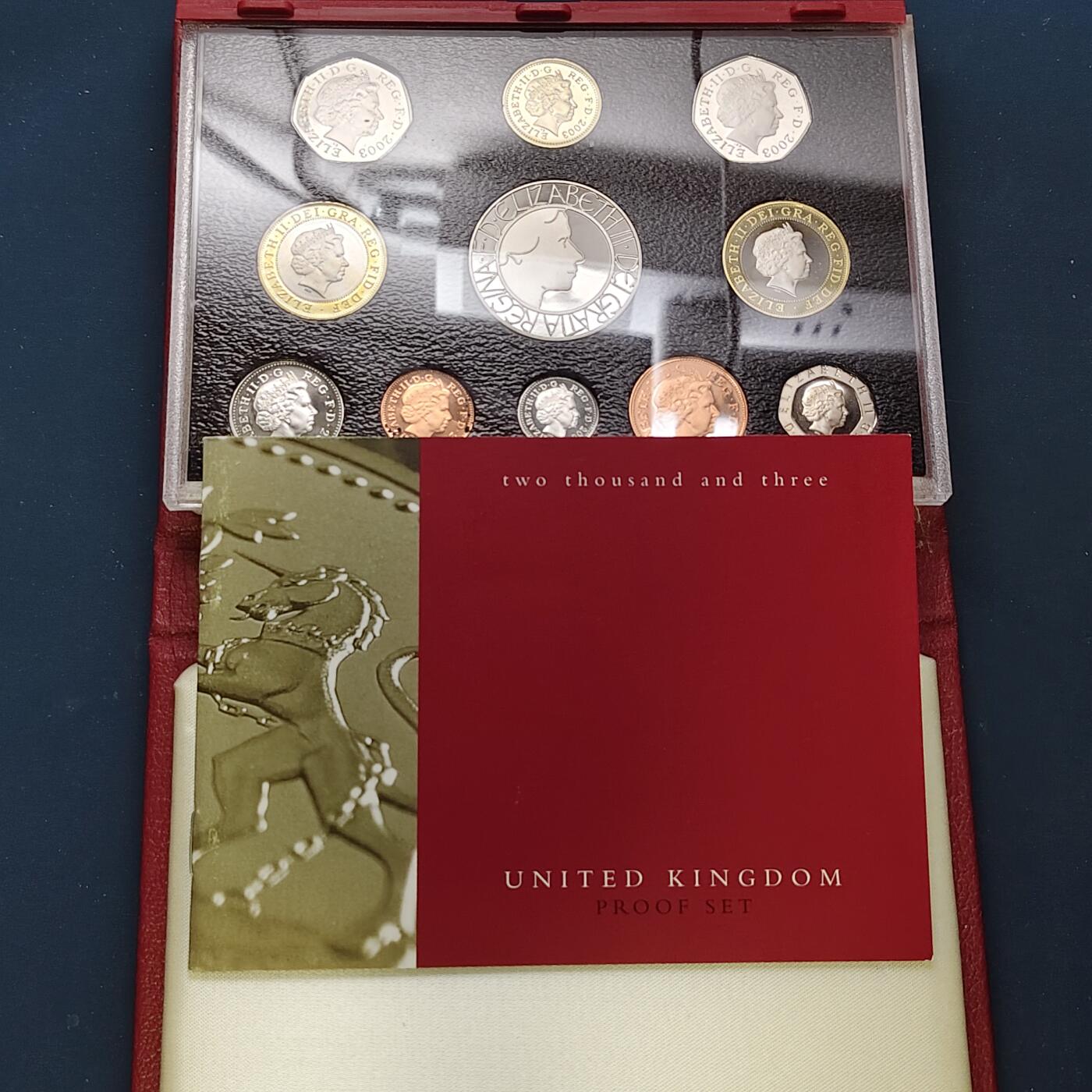 【全场包邮】纯粹捡漏拍505场 英国2003年官方红本精制套币-盒证全带详细介绍手册-女王加冕50周年+2镑DNA发现50周年+1镑盾徽+50便士妇女社会和政治联盟精制纪念币